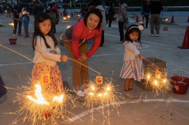 市場 花火 手持ち バラ花火 縁日 手持ち花火 人気 手持花火 イベント { 子供会 }{ アウトドア 配布 景品 Uターンスパーク 3本入 販促