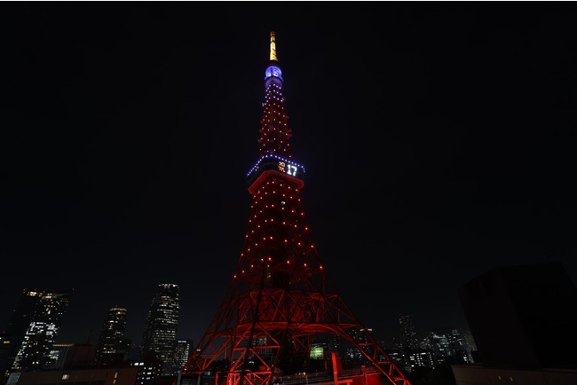 エンゼルスカラーにライトアップされた東京タワー　2021年11月19日17時17分