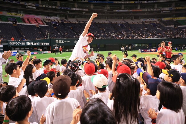 ヌートバー選手との交流を楽しむ子どもたち