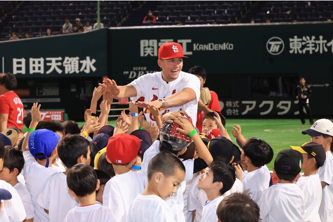 ヌートバー選手との交流を楽しむ子どもたち