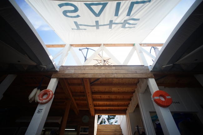 ヨットの帆のリサイクルの取り組みは施設の屋根、レンタルパラソル、ビーチベッドに広がっています。
