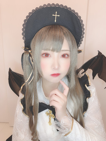 ぶりっ子をしてみるハロウィンコスチューム姿のすみれおじさん