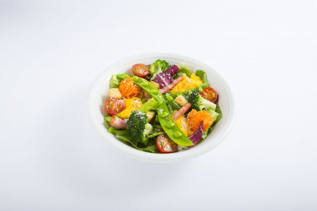 季節野菜ととろっとスクランブルのシーザーサラダ