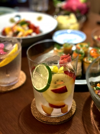 フルーツ・氷と日本酒を一緒に。酒にフルーツの香りや色味が染み込み、華やかなパーティードリンクに変身します。
