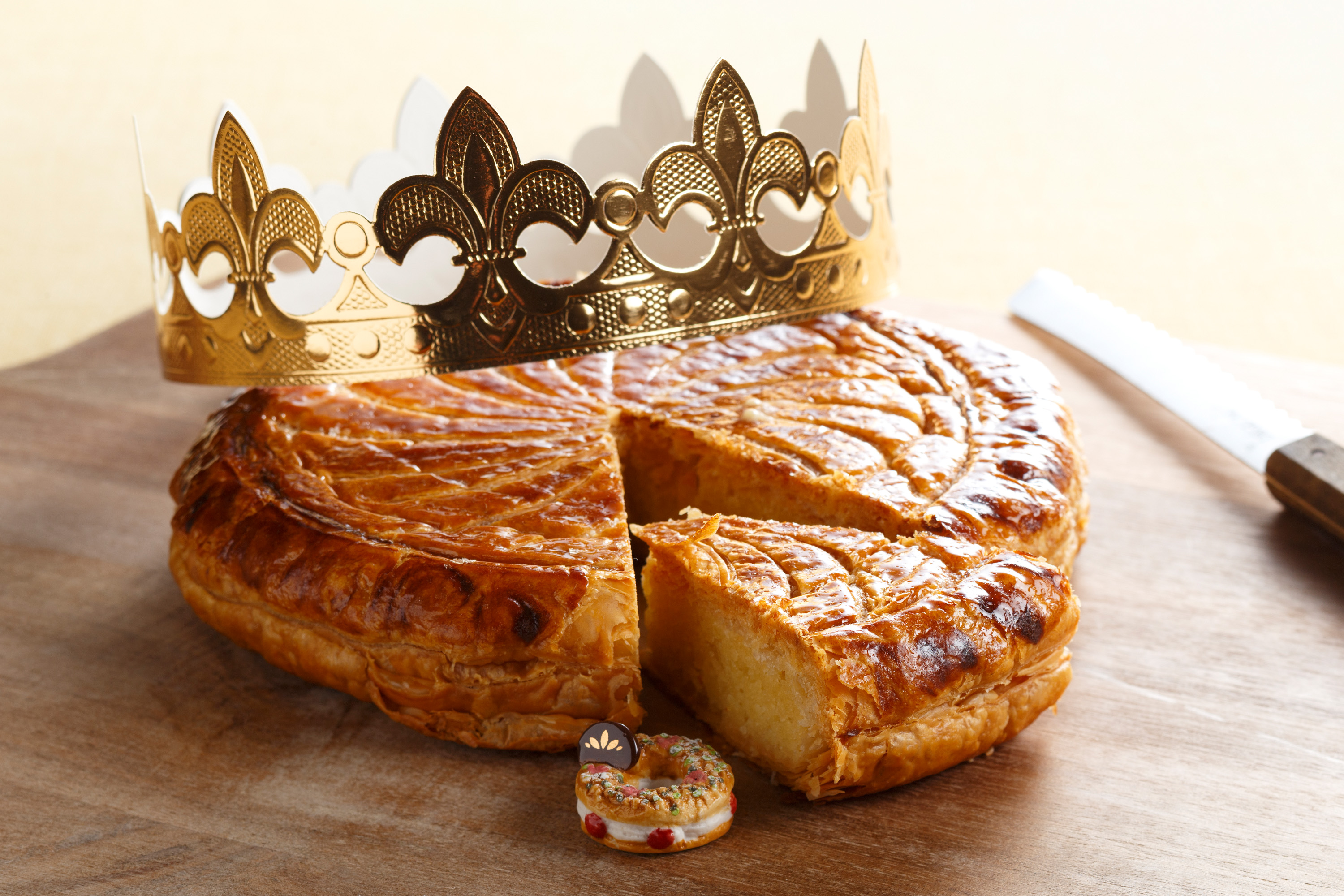 フランス伝統の 王様のお菓子 で日本のお正月を祝う ガレット デ ロワ を期間限定販売 エクセルホテル東急のプレスリリース