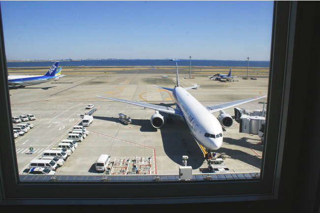 リアルの窓からの風景（羽田空港C滑走路）