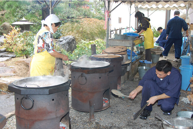 【南御堂】お斎「ぎんなん粥」の仕込み 【南御堂】お斎「ぎんなん粥」の仕込み