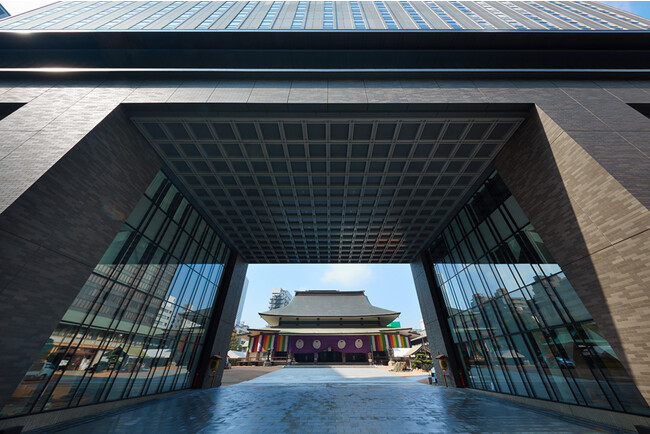 【昼景】山門と本堂 【昼景】山門と本堂