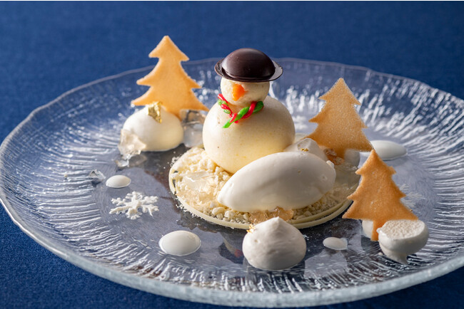 デザート：雪だるまに見立てた洋梨ムース～なにわワインたまごの濃厚バニラアイスを添えて～