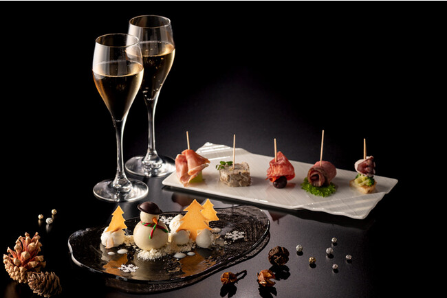 グラススパークリングワインとクリスマスプレート