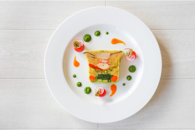 パフォーマンスメニュー：オマール海老と野菜のテリーヌ　サフランソース