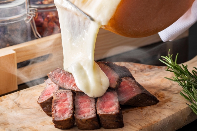 北海道ハーブ牛腿肉のロースト ラクレットチーズをかけて イメージ
