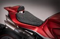 伝説のライダー、ジャコモ・アゴスティーニへのオマージュを込めた限定モデルにALCANTARAを採用