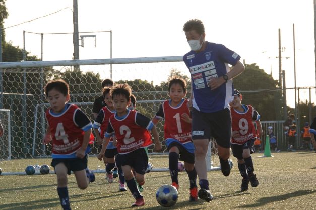 横浜fc トップチーム選手がサッカースクールを訪問し 子ども達の練習に参加 株式会社横浜フリエスポーツクラブのプレスリリース