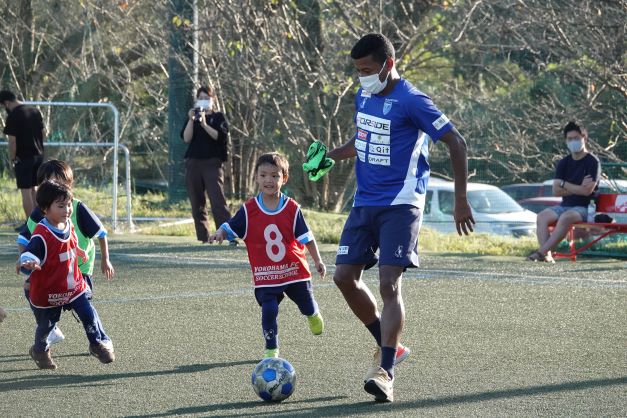 横浜fc トップチーム選手がサッカースクールを訪問し 子ども達の練習に参加 株式会社横浜フリエスポーツクラブのプレスリリース