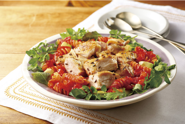 グリルチキンとクレソンのトマトパスタサラダ