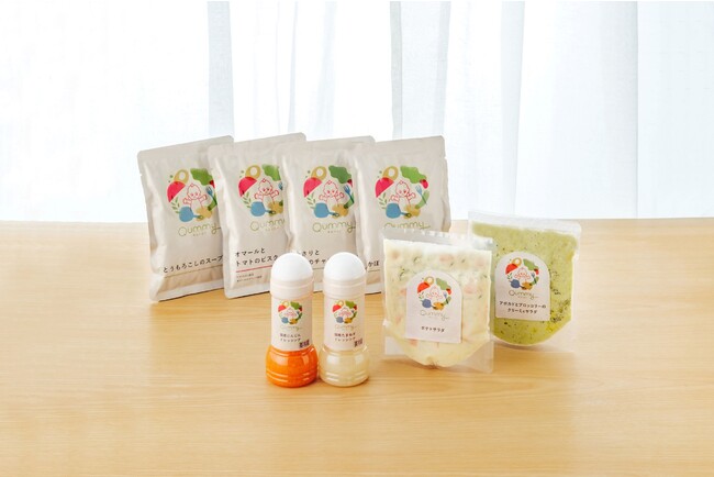  『Qummy(R)』オリジナル商品 （奥：スープ、手前中央：ドレッシング、右：惣菜サラダ）