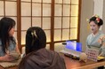 ピクシーダストテクノロジーズ、博多の伝統芸能体験施設「はかた舞娘茶屋 わ乃桂のおもて」にリアルタイム翻訳ディスプレイ「VUEVO Display」を導入
