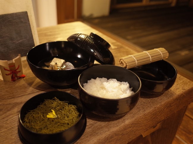 村山造酢の寿し酢を使用した香り高い寿し飯、 抹茶を練りこんだ錦糸卵、お吸い物