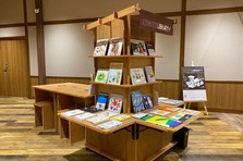 本との“偶然の出会い”をデザインワークプレイスを設けた動く