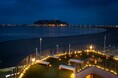 心躍るクリスマスはすぐそこに。「HOTEL AO KAMAKURA」では、江の島の煌めく夜景を眺める会場で、6日間だけの特別な味わいのクリスマスディナーをご用意しております。