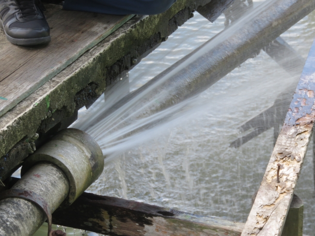 石綿管・HDPE管ジョイント部が折れ曲がって配管されており、漏水しやすい。