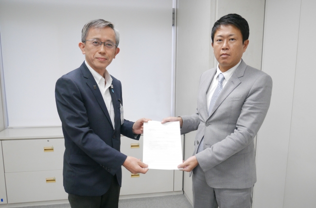 東京都水道局中嶋局長（左）に提案書を提出するTSS野田数代表取締役社長（右）