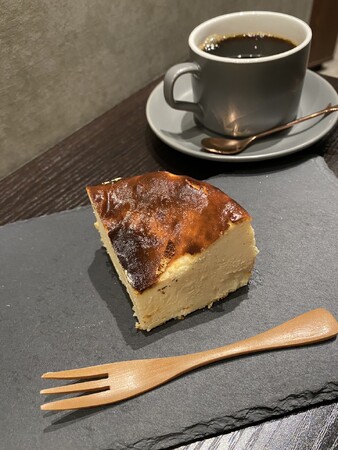 大人気のセット、熟成バスクチーズケーキ（CACIORI）のコーヒー