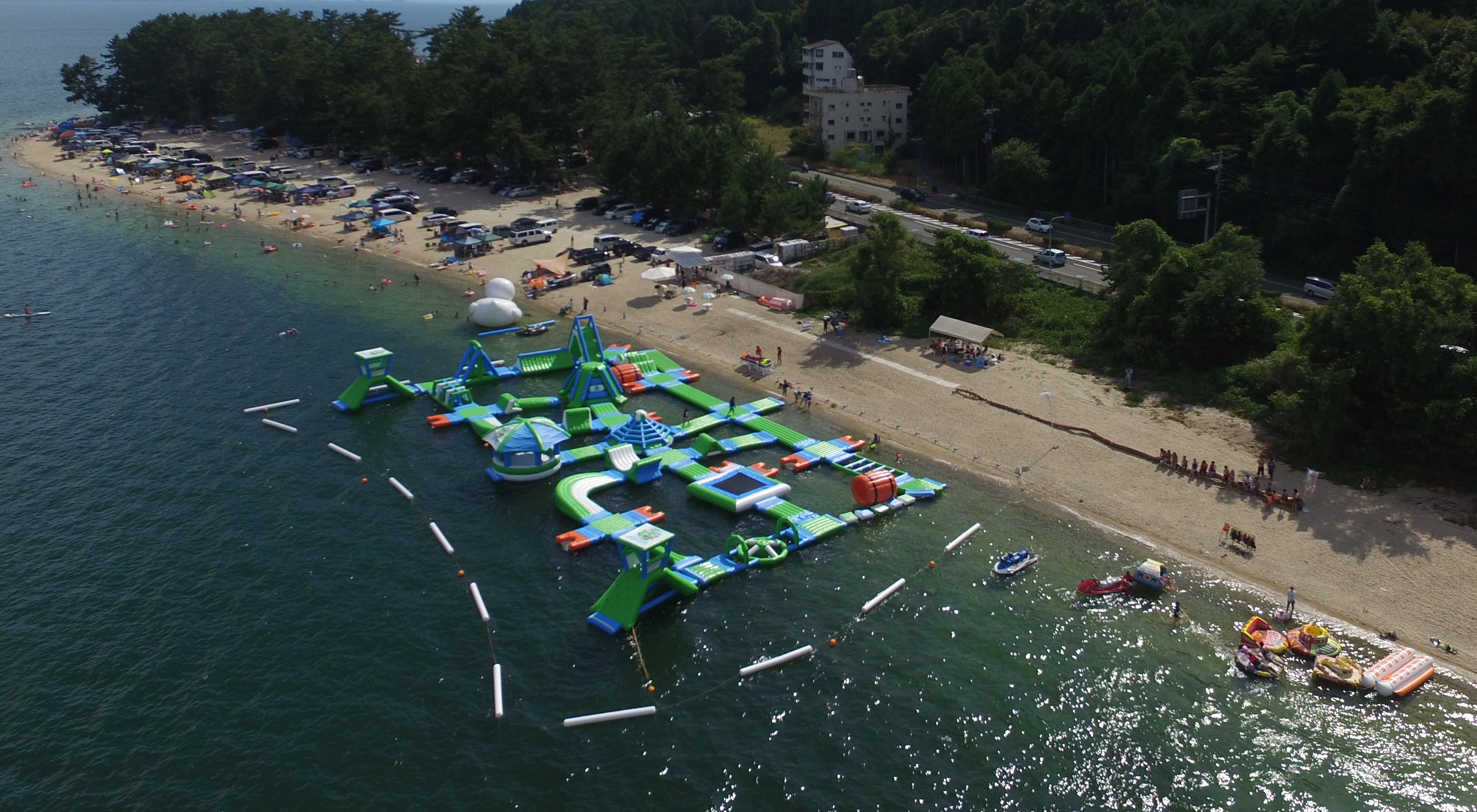 日本初 淡水の琵琶湖で水上アスレチックが登場 滋賀県ナンバー1の観光パワースポット白鬚神社から徒歩5分 マリンアクティビティのメッカとして フライボードからsupまであらゆるアクティビティを満喫 株式会社horse Japanのプレスリリース
