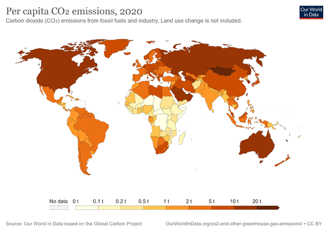 国別・地域別にみた一人当たりの化石燃料および産業からの二酸化炭素排出量（2020、色が濃いほど排出量が多い）