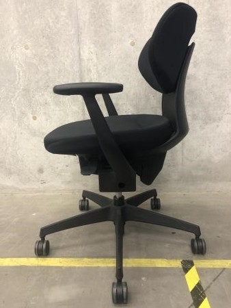 ３. コクヨ製 イング（ing）チェア