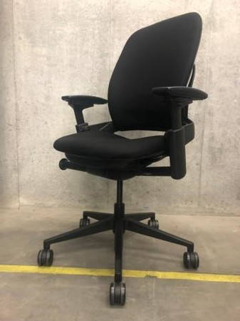 大量入荷情報】スチールケース（Steelcase）社の代名詞といわれるほど