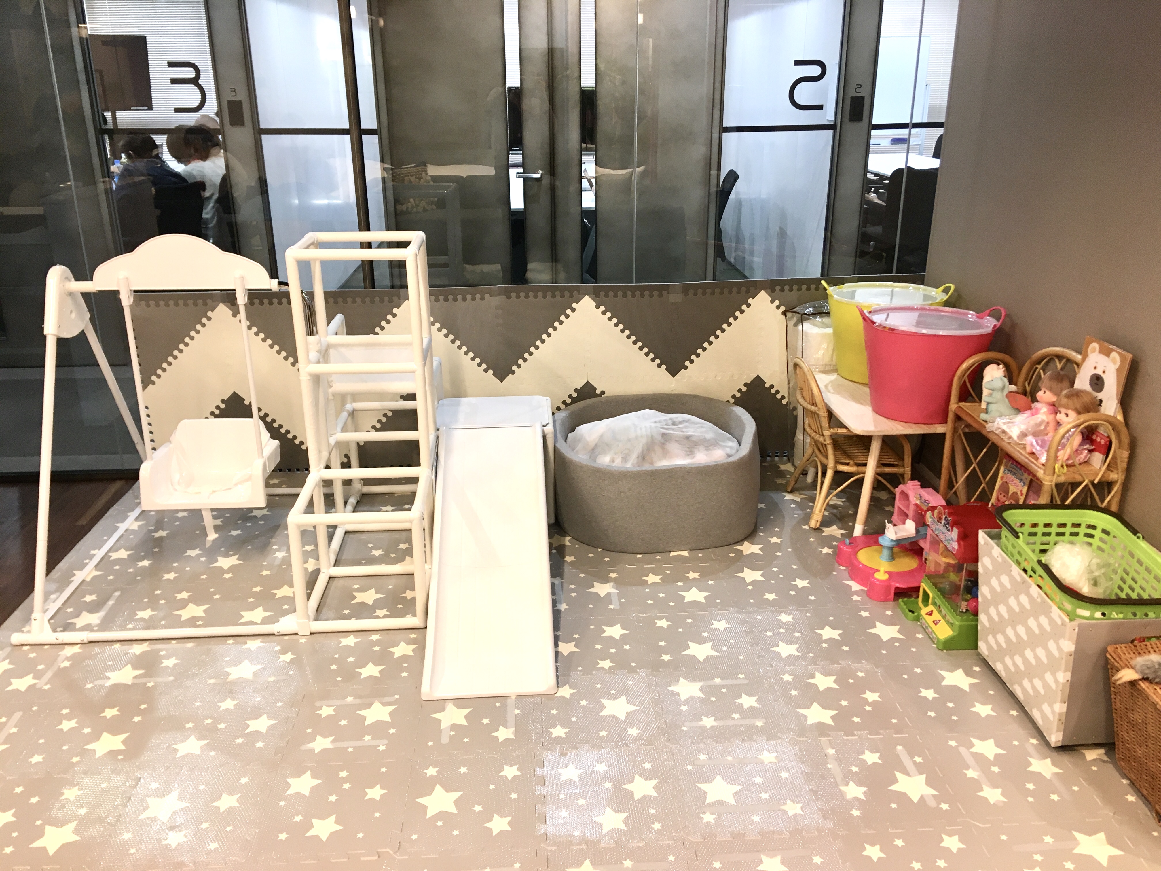 小・中・高の臨時休校に伴い従業員向けの社内託児を拡充、子連れ出勤を可能に