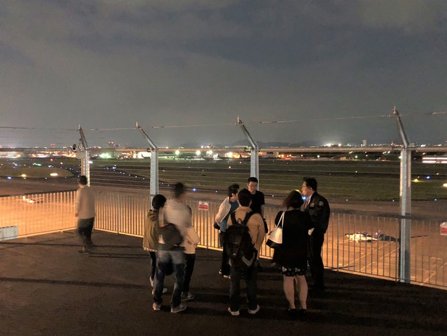 夜の空港解説の様子 夜の空港解説の様子