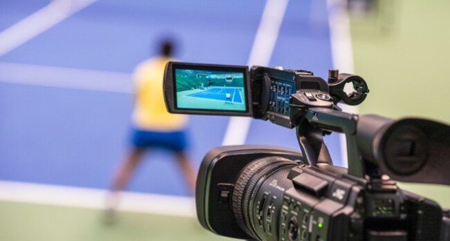 <大会会場での撮影の様子> <大会会場での撮影の様子>