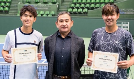 <日本大会表彰式での三輪氏 (写真中央) > <日本大会表彰式での三輪氏 (写真中央) >