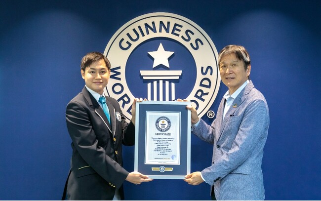 ギネス世界記録(TM)の認定を受ける江口CEO(右) ギネス世界記録(TM)の認定を受ける江口CEO(右)