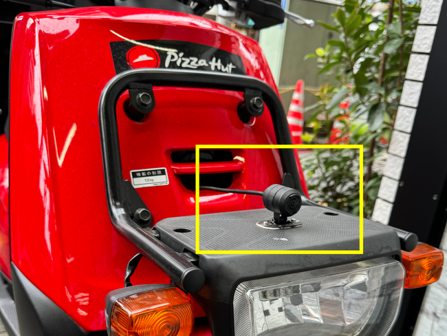 日本ピザハットのデリバリーバイクに設置した当社製の通信型ドライブレコーダー１.