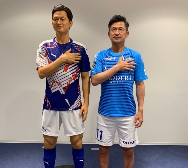 左より、等身大フィギュアと三浦知良選手（写真提供：©・YOKOHAMA FC）