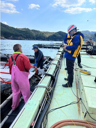 養殖場での水中ドローン運用風景