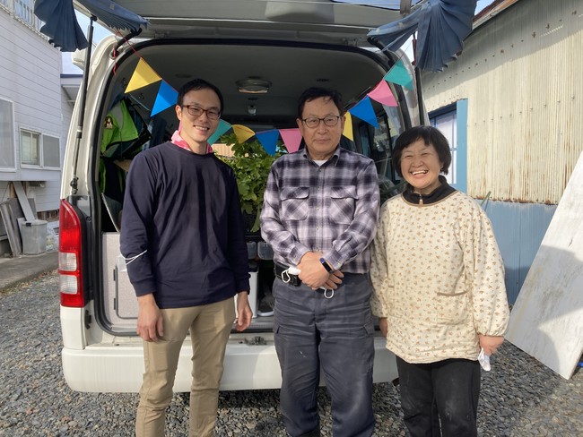 左から杉山医師、「残った桜を守る会」会長の岩渕則雄氏、岩渕氏の奥様
