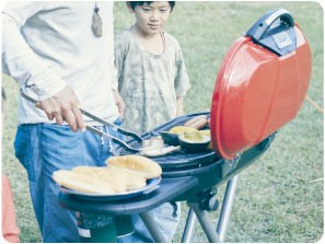 コールマン、アウトドア初心者でも料理の焼きムラができにくい本格バーベキューを楽しめる「ロードトリップ® グリルエクスカーション」を4月に発売 |  コールマン ジャパン株式会社のプレスリリース