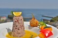 【HOTEL FARO manazuru】~灯台のように、旅の記憶に残る味を~『FARO特製 柑橘香るレモンカレー~真鶴産鰺フライを添えて~』2025年5月1日提供開始!
