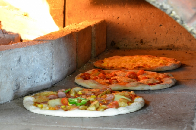 ピザは全て石窯で焼いています