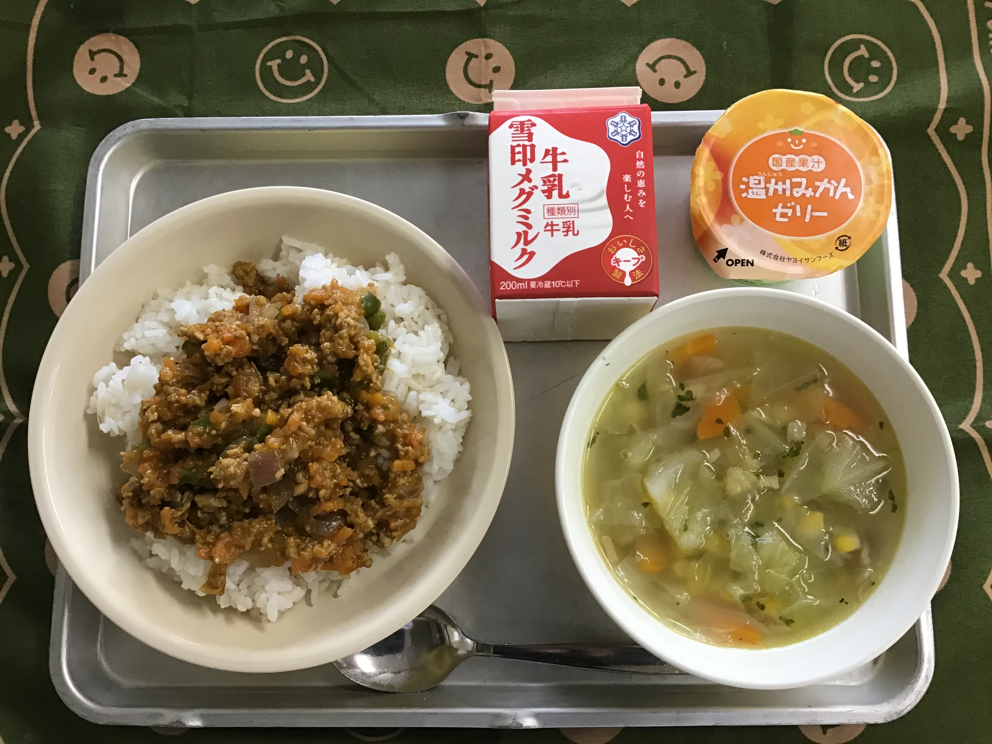 地産地消 神奈川県内の学校給食 湘南レッドのドライカレー ソシオークホールディングス株式会社のプレスリリース