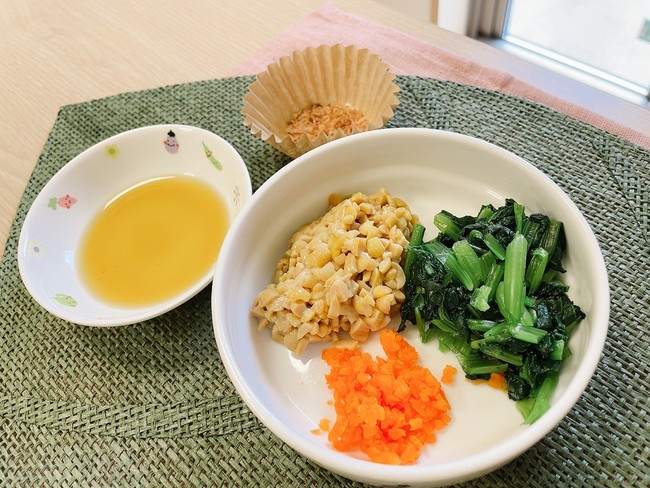 収穫した小松菜で調理した給食メニューの「青葉納豆」です。