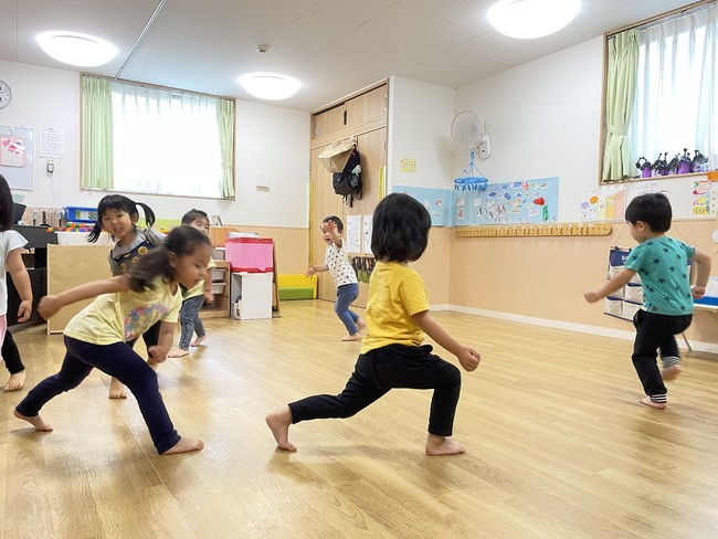 子ども達は音楽に合わせて全身を使って体を動かしました