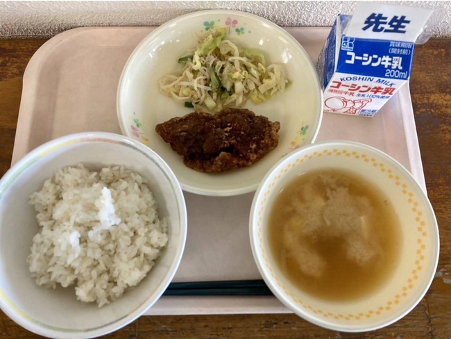 昭和27年に親しまれたという「鯨の竜田揚げ、キャベツのごま酢和え、じゃがいもの味噌汁、麦ごはん」の献立 昭和27年に親しまれたという「鯨の竜田揚げ、キャベツのごま酢和え、じゃがいもの味噌汁、麦ごはん」の献立