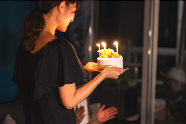 誕生日、記念日を祝うサプライズケーキ。指定の時間にスタッフが提供しに行くことも可能です。