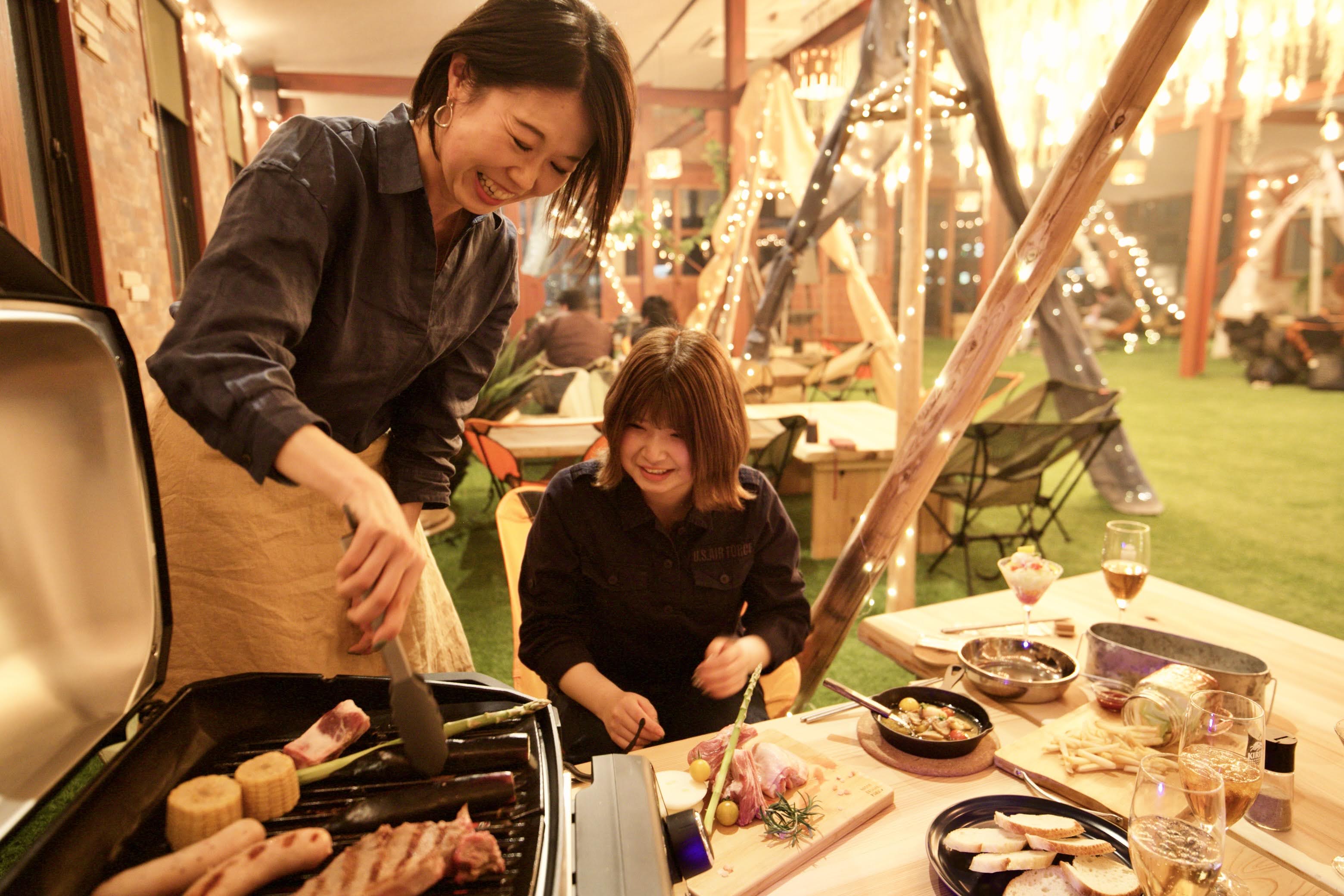 店内で焚火に灯をともす デートや女子会にも利用できるお洒落なbbq場 名古屋市緑区に全天候型グランピングbbq Wood Design Park 野並 がopen ウッドデザインパーク株式会社のプレスリリース